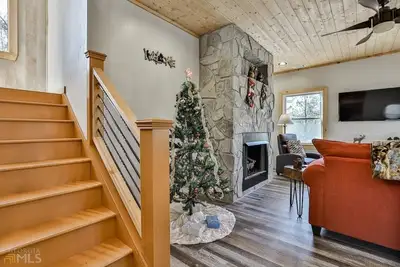 Image de Majesty at the Coosawattee River Resort. Secluded Cabin w/Hottub, Scenic Views and Easy Access to Resort Amenities