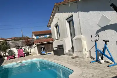 Image de maison avec piscine chauffée à 900 m de la mer et du centre ville