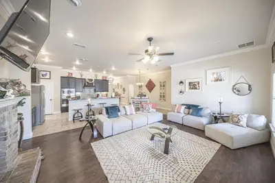 Image de Enormous house with new backyard