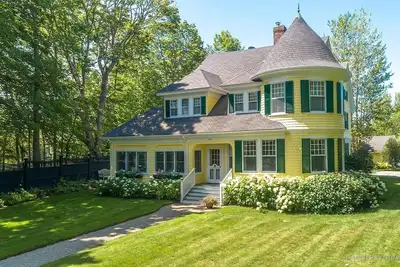 Image de Massive Oceanfront Dark Harbor Home on Islesboro