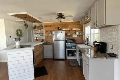 Image de Cozy beach cottage with beautiful ocean views.