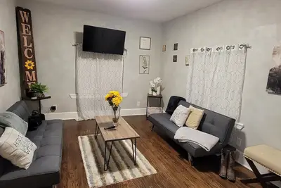 Image de Cozy home with deck and Bbq, Sleeps 8, pet friendly