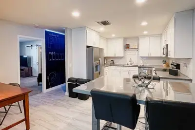 Modern 3br/2ba w/ Game Hallway - Pets Welcome