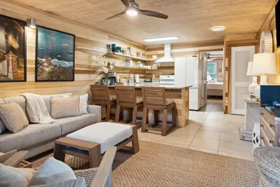Image de Sullivan’s Beach Getaway on Island's Main St