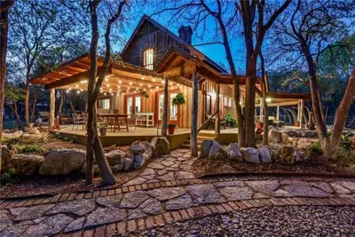 Image de Horse Friendly Ranch with  wrap around porch on 40 acre farm. Extended Stays