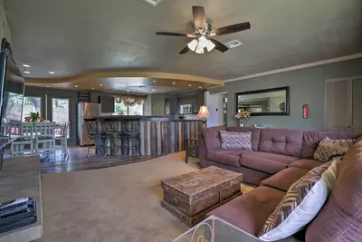 Image de Renovated Open Floor Plan; Walk 2 Downtown & Shops