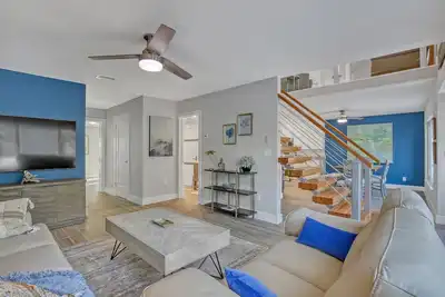 Image de Large Beachside House with Pool - 3 minute walk to beach