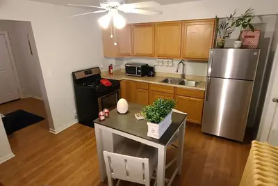 Image de Chic, Cozy home, by Blue Line Train Stop + Free parking