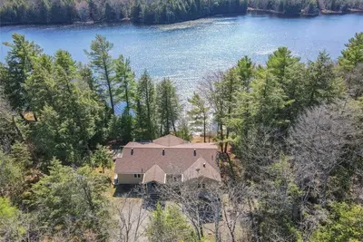 Image de Lakefront Luxury Cottage on South Gibson Lake