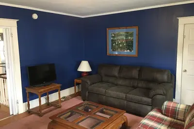 Image de Spacious 2nd floor apartment steps from popular corner market.