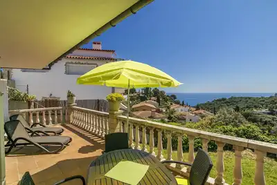 Image de Well-kept house with wonderful sea views and communal pool