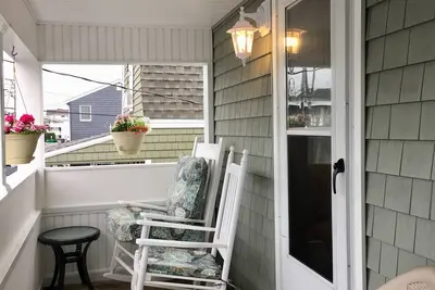 The \"Aimee\" - Cute Cottage In The Desirable Island Section! Dog Friendly!