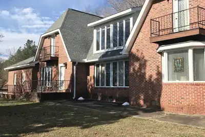 Image de Honeybee Acres - 4 miles to Tiec