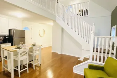 Image de Trendy 1 bedroom +loft apartment w/ parking