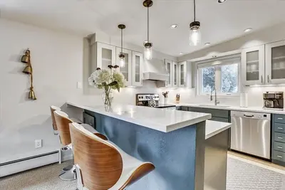 Image de Sleek 3br Aspen Condo – Open-Concept, Fireplace & Modern Design!