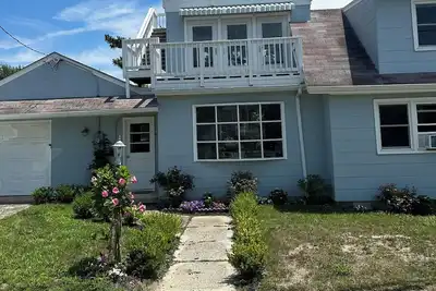 Image de A quaint little beach house located just one block from the beach path.