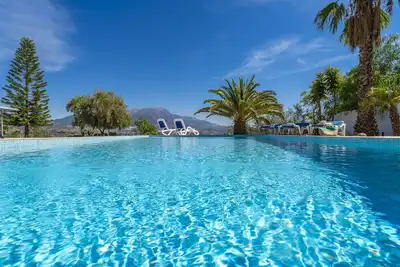 Image de Villa Monterosa avec vue sur le lac et les montagnes, piscine, jardin et Wi-Fi.
