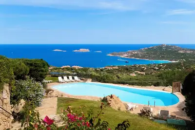 Image de Appartement \"Infinite Blue Porto Cervo\" avec vue mer, piscine partagée et Wi-Fi