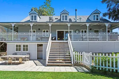 Image de Huckleberry House - charming house with beautiful gardens and views, short walk to Berry’