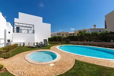 Two Bedroom Townhouse with Pool in Alvor