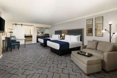 Image de Golf Getaway! Free Parking, Pets Allowed, 5 Pools, Near OdySea Aquarium!