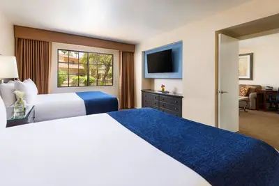 Image de Free Local Shuttle to Old Town Scottsdale, Fashion Square Mall, Camelback