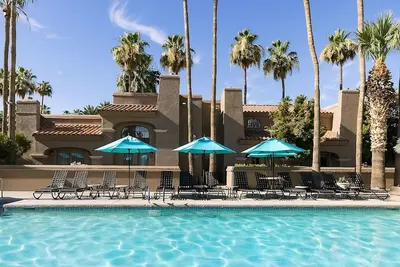 Image de Your Authentic Adventure Awaits! 2 Comfortable Units, Free Parking, 5 Pools