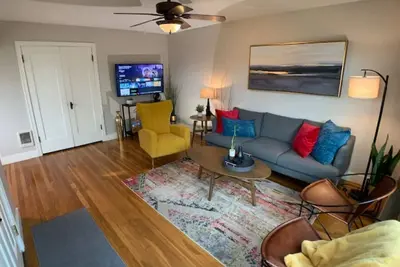 Image de Cozy Nest - Uptown 2br, 2 Bath with Small Yard