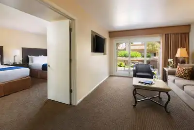 Image de 4 Comfortable Units, On-Site Dining, 5 Pools, Minutes to Phoenix Zoo, OdySea