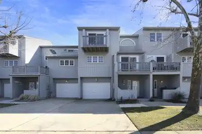Image de Spacious Beach Contemporary Townhome with pool and bicycles