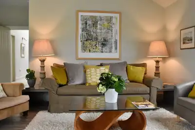 An impressive and unique 3-bedroom cottage in a picturesque countryside setting. Sleeps 6