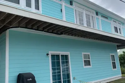 Image de New upstairs 3 Br, 2 bath home, 150 yds from beach with beautiful clear water.