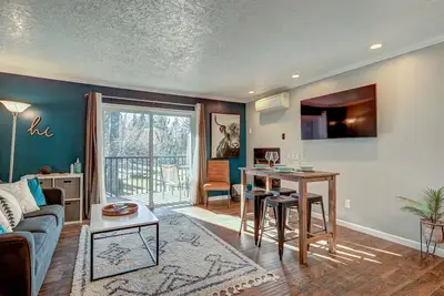 Image de \"Bend Bungalow\" Elegant Second-Floor Condo Near Downtown Bend