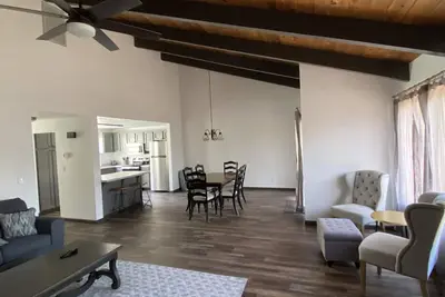 Image de Beautiful, recently remodeled 2bed/2bath condo available. Pets welcomed too!