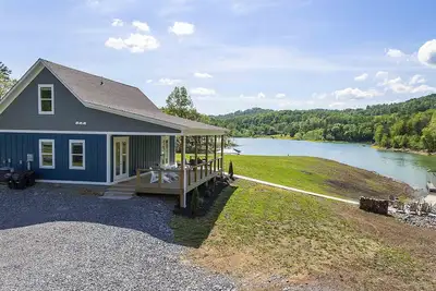 Image de Lakefront House at Summer Breeze w/ Private Dock w/ Kayaks