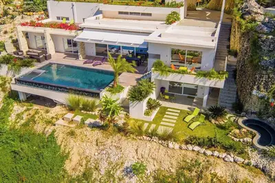 Image de V16b Casa la Roca · Black Infinity Pool, Jacuzzi & Ocean View Villa