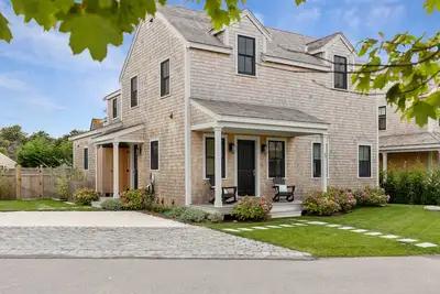 Image de Close to Cisco Beach, Brewery and Bartlett Farms.