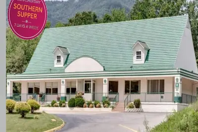 Image de Deluxe Accommodations, Mountain Views and Southern Supper!