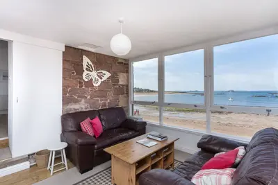 Image de Lovely beachside apartment, with uninterrupted views across to the Fife coastline. Sleeps 8.