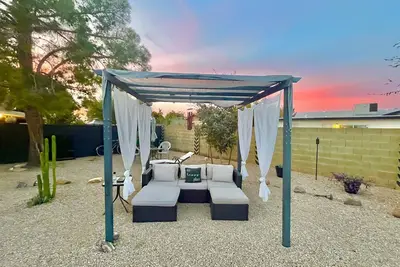 Image de Hiking! Near Gcu! 1 bedroom + Den bedroom + Full Kitchen Sleeps 4