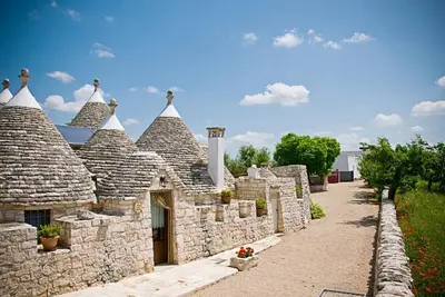 Image de Degli Archi: 1800s trullo house with hillside views and pool