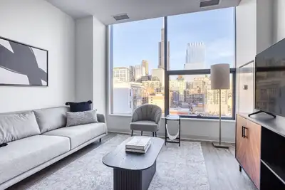 Image de Serene West Loop 2br w/ Gym & Pool in heart of Greektown, by Blueground