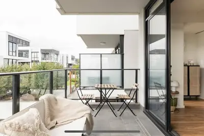Image de Stylish apartment close to amazing Melbourne offerings.