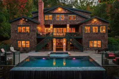 Image de Sunny Days w/ Lakeview, seasonal Pool, Hot Tub, close to dining, shopping, town