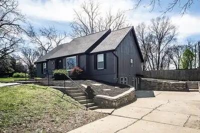 Image de 7 Bedroom 5 Bath 4500+ Square foot w/ Pool Table