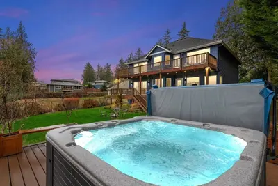 Image de Puget Sound Retreat - 4 Bedroom Home w/ Hot Tub