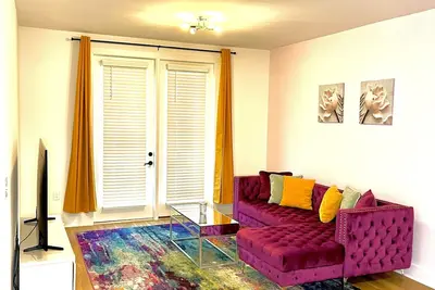 Image de Cozy and Funky Condo walking distance from Baseball Stadium!