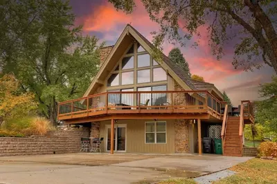 Image de One-of-a-kind home in Ankeny on 1. 8 acres with a pond. You will truly feel like you are on a resort but will be able to have this piece of paradise all for yourself.