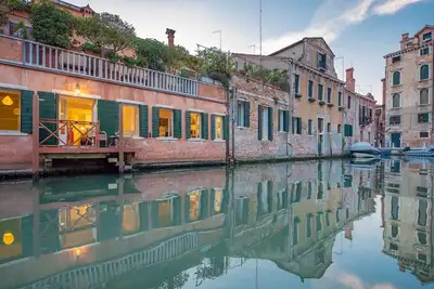 Image de Vibrant Chic Apartment with Terrace on Picturesque Canal