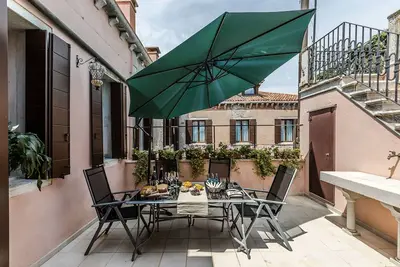 Image de Elegant 6 Bedroom Penthouse with Terrace and Canal View